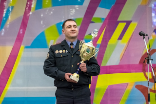 Начальник отдела агитации и пропаганды ГАИ ГУВД Мингорисполкома Сергей Зараник вручает переходящий кубок победителю